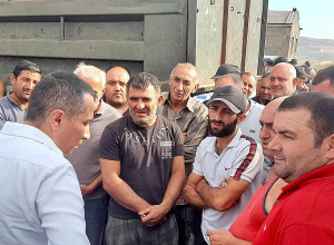 Սյունիքի մարզպետը հանդիպել է Երևան-Մեղրի ճանապարհը փակած բեռնատարների վարորդներին