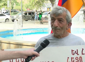 Власти не должны соглашаться на принудительный договор: группа граждан проводили акцию