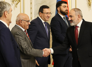 Փաշինյանը հանդիպել է արտախորհրդարանականներին