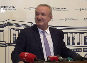 Этот человек совершил манипуляцию, монтаж: советую ему не заходить в святое место в грязной обуви