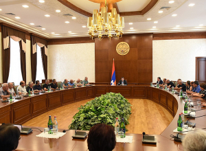 Արայիկ Հարությունյանն ընդունել է զոհված զինծառայողների հարազատներին