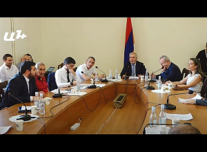 Վիճաբանություն ՔՊ պատգամավորներ Վահագն Ալեքսանյանի և Քրիստինե Պողոսյանի միջև