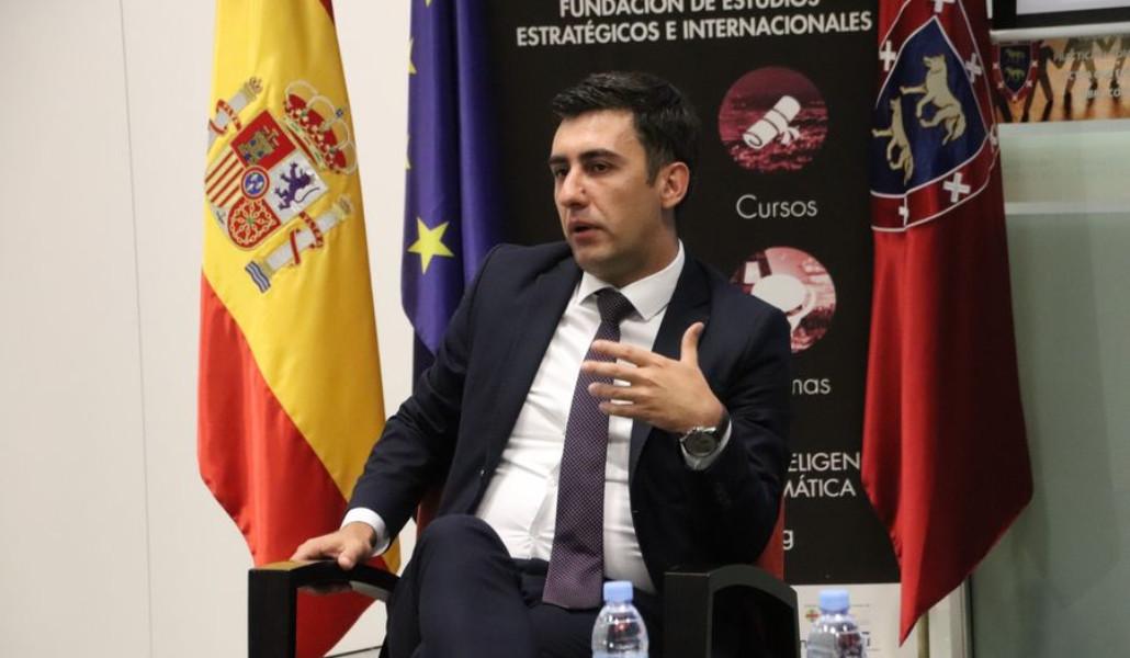 Սոս Ավետիսյան դեսպան