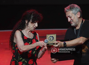 STARMUS-ի շնորհիվ աշխարհն ինձ համար ավելի է գեղեցկանում․ ամերիկացի բանաստեղծուհին արժանացավ Սթիվեն Հոքինգի մեդալի