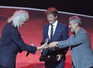 Բրայան Մեյը գիտությունը հանրայնացնելու գործում ներդրումի համար Երևանում պարգևատրվեց Սթիվեն Հոքինգի մեդալով