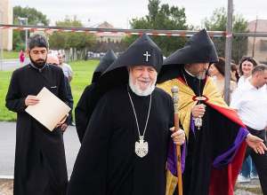 Կատարվեց Մայր Աթոռի «Վաչե և Թամար Մանուկյան» վարչական շենքի հիմնօրհնեքի արարողությունը