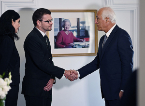 Վահագն Խաչատուրյանը գրառում է կատարել թագուհի Եղիսաբեթ Երկրորդի մահվան կապակցությամբ բացված ցավակցությունների գրքում