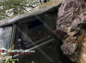 Սյունիքում ժայռաբեկորը պոկվել, ընկել է ՈՒԱԶ-ի վրա․ shamshyan.com