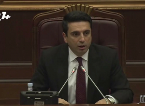 У нас есть погибшие: депутаты почтили память погибших минутой молчания