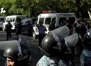 Полиция задержала протестующую женщину