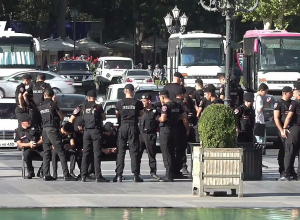 На площади собралось большое количество полицейских