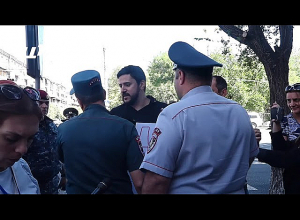 Красноберетчики с применением силы задержали проводивших акцию у посольства РФ