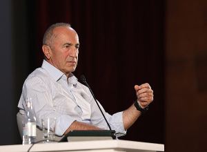 «Մոսկվա» կինոթատրոնի կարմիր դահլիճում ընթանում է հանդիպում Ռոբերտ Քոչարյանի հետ