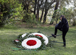 Զոհվածների ծնողները Եռաբլուրում դեն են նետել ղեկավարության կողմից բերված ծաղկեպսակները․ Aravot.am