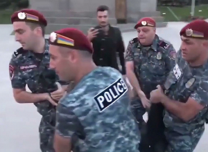 Բերետավորները ծեծելով ու քաշքշելով՝ Եռաբլուրում բերման են ենթարկում զոհվածների ծնողներին