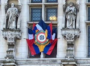 Над мэрией Парижа развевается флаг Армении