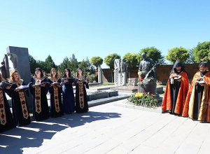 «Կոմիտասի ստեղծագործությունները կատարելով՝ մենք ինքնաճշտվում ենք, վերադառնում ենք դեպի մեզ». Արա Խզմալյան