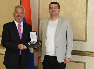 Արայիկ Հարությունյանն ընդունել է սփյուռքահայ բարերար Վարդան Նազերյանին