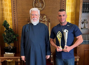 Արամ Ա կաթողիկոսն ընդունել է Լիբանանի մարմնակազմավորման չեմպիոն, զինծառայող Խաչիկ Արժինեանին