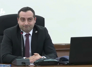 Почему мэр не участвует в заседании совета старейшин?