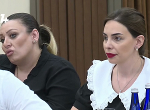 Я позвоню в полицию, вызовете сотрудников безопасности: здесь может быть вооружённый человек