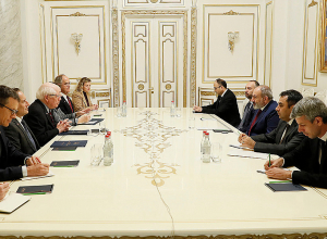 Никол Пашинян принял председателя КДП Палаты представителей США