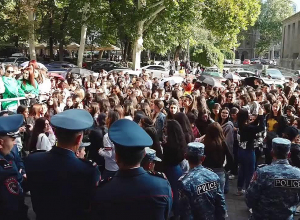 Акция брюсовских студентов возле МИД: ПРЯМОЙ ЭФИР