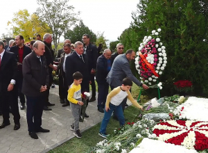 Гагик Джангирян, Арам Саркисян и другие возложили цветы в память о Вазгене Саркисяне