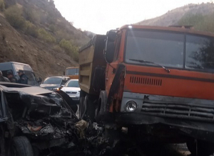 Ջերմուկի մոտ մեքենաներ են բախվել ու փակել ավտոճանապարհը․ տուժած վարորդի վիճակը ծանր է