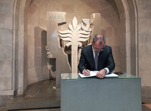 Հունաստանի փոխարտգործնախարար Անդրեաս Կատսանիոտիսն այցելեց Հայոց ցեղասպանության հուշահամալիր