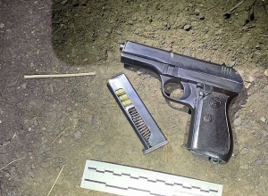 Նոր Նորքում ծառայություն իրականացրած պարեկները հայտնաբերել են հրազեն․ երկու անձ ձերբակալվել է