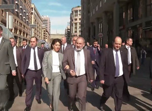 Короткая прогулка Пашиняна по Еревану