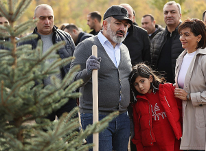 Նիկոլ Փաշինյանն աղջիկների ու կնոջ հետ ծառ է տնկել. լուսանկարներ