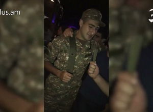 Վաշտը ընկնում է շրջափակման մեջ, Վահագնը ու հրամանատարը երկուսով  են հետ մղում թշնամու գրոհները