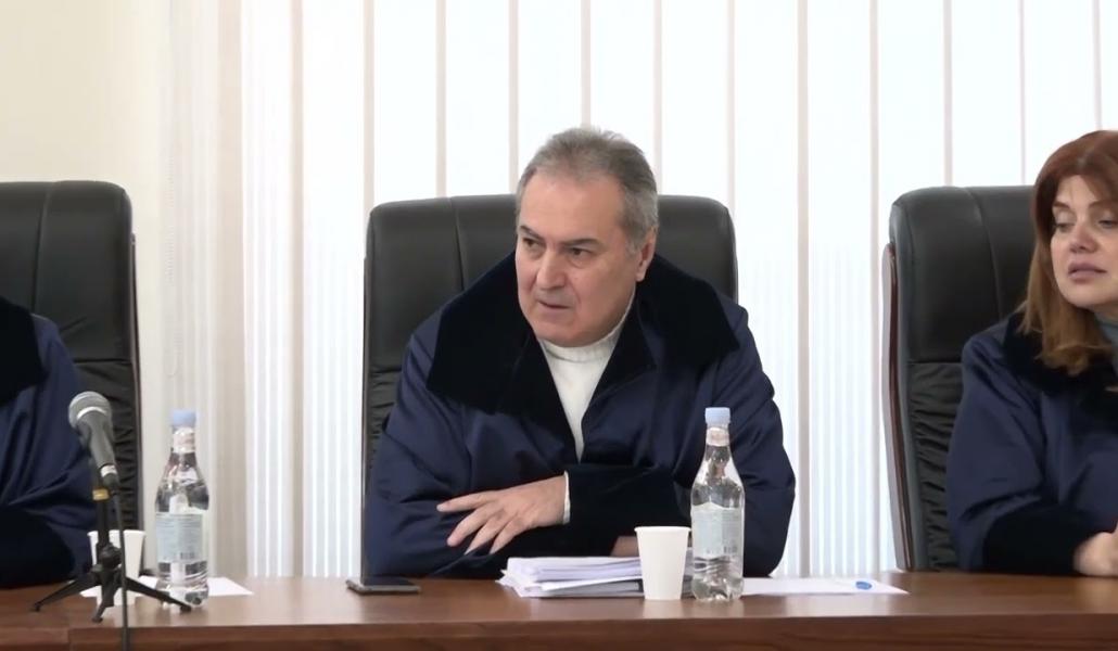 Meneliti masalah penjatuhan Hakim Edward Nahapetyan pada tanggung jawab disipliner
