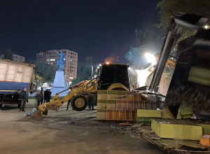 Ապամոնտաժվում են Վարդան Մամիկոնյանի արձանի հարևանությամբ կառուցված կրպակները