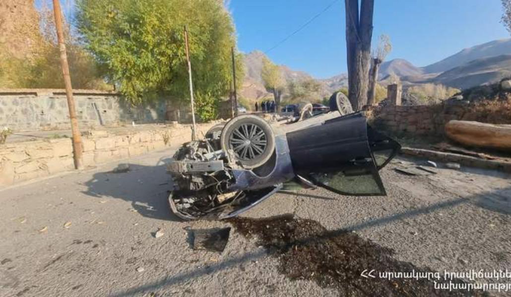 “Mercedes-Benz C-180” mengalami kecelakaan di jalan Yerevan-Meghri.  pengemudi sudah mati