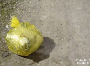 Դեղին փաթեթի ներնետում՝ սև ավտոմեքենայից