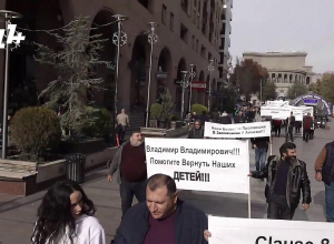 «Վլադի՛միր Վլադիմիրովիչ, օգնեք վերադարձնել մեր երեխաներին». գերեվարված ու անհետ կորած զինծառայողների հարազատների ակցիան