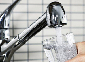 Питьевая вода не подорожает для граждан до 2024 года: правительство будет субсидировать