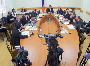 Меня всегда интересовало: они ездят с водителем внутри или без водителя