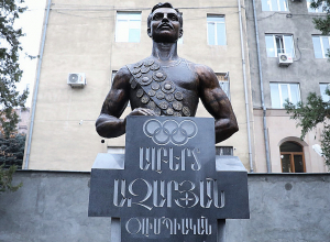 Մարմնամարզության օլիմպիական հերթափոխի մանկապատանեկան մարզադպրոցի բակում բացվեց Ալբերտ Ազարյանի կիսանդրին