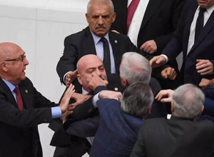 В парламенте Турции между депутатами произошла драка, один из парламентариев госпитализирован