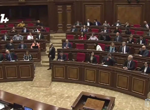 Депутаты почтили минутой молчания память жертв разрушительного землетрясения