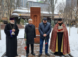 Հարգանքի տուրք Կիեւում՝   hայ և ուկրաինացի ժողովուրդների անմեղ զոհերի հիշատակին նվիրված խաչքարի մոտ