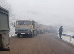 На участке межгосударственной дороги Агвани-Татев скопилось 270 грузовиков