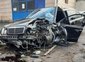 Ավտովթար՝ Կենդանաբանական այգու մոտ