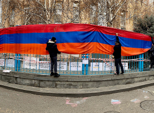 Արցախի Հանրապետության 22 մետրանոց դրոշը՝ ՄԱԿ-ի հայաստանյան գրասենյակի ցանկապատին