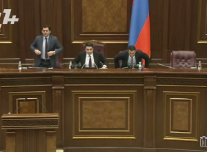 Պատգամավորները մեկ րոպե լռությամբ հարգեցին Գալուստ Սահակյանի հիշատակը