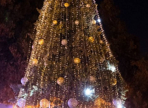 Ստեփանակերտում վառվեցին գլխավոր տոնածառի լույսերը, որն ուղեկցվեց միջոցառմամբ եւ համերգով